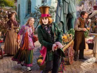 Alice im Wunderland: Hinter den Spiegeln - Alice (Mia Wasikowska) versucht dem Verrückten Hutmacher (Johnny Depp) zu helfen.