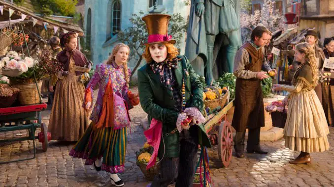 Alice im Wunderland: Hinter den Spiegeln - Alice (Mia Wasikowska) versucht dem Verrückten Hutmacher (Johnny Depp) zu helfen.