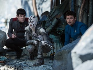 Star Trek Beyond: Spock (Zachary Quinto), Jaylah (Sofia Boutella) und Bones (Karl Urban) in Alarmbereitschaft.