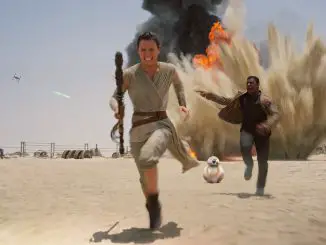 Star Wars: Das Erwachen der Macht: Schrottsammlerin Rey (Daisy Ridley) und Sturmtruppler Finn (John Boyega) fliehen vor der Ersten Ordnung