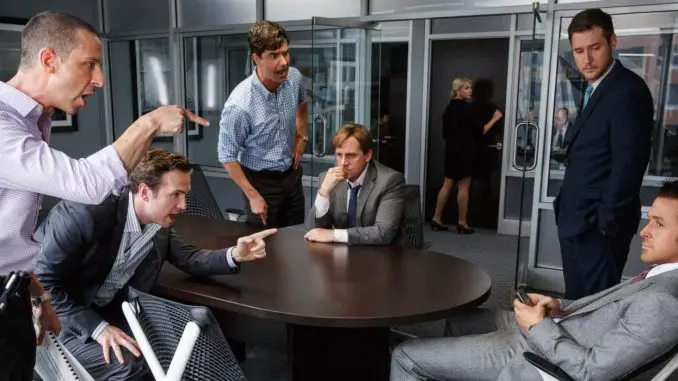 The Big Short: Bänker Jared Vennett (Ryan Gosling, r.) stößt mit seiner Ankündigung einer Immobilienkrise auf Unglaube der Investmentbanker um Mark Baum (Steve Carell, M.)