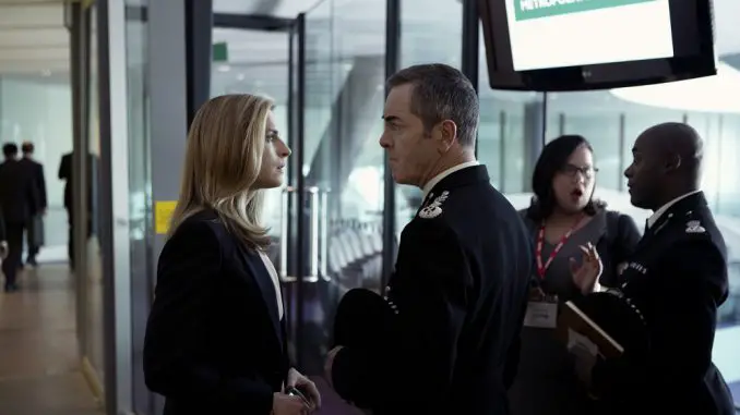 Babylon (Staffel 1): Die Amerikanerin Liz Garvey (Brit Marling) soll für Polizeipräsident Richard Miller (James Nesbitt) die Londoner Polizei modernisieren