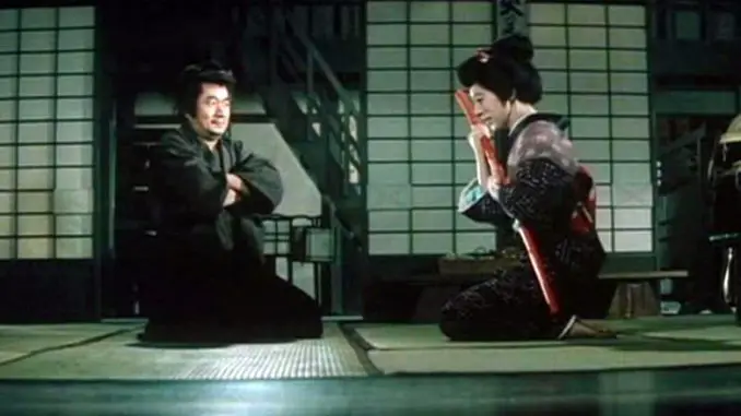 Die blinde schwertschwingende Frau: Die blinde Oichi (Yôko Matsuyama, r.) lässt sich von einem Samurai im Schwertkampf ausbilden