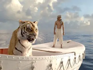 Life of Pi - Schiffbruch mit Tiger: Der junge Pi (Suraj Sharma) und der Tiger Richard Parker sind die einzigen Überlebenden eines Schiffsunglücks