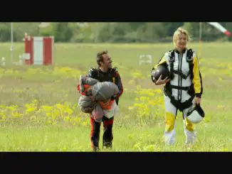 Mein ziemlich kleiner Freund: Alexandre (Jean Dujardin) und Diane (Virginie Efira) sind begeistert vom Fallschirmspringen.