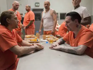 Sons of Anarchy (Staffel 7): Im Gefängnis plant Jax (Charlie Hunnam, l.) gemeinsam mit Ron Tully (Marilyn Manson, r.) seine Rache