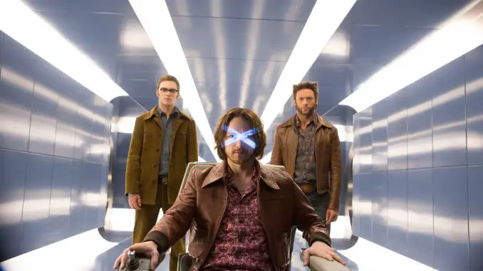 X-Men: Zukunft ist Vergangenheit: Wolverine (Hugh Jackman, r.) soll den jungen Charles Xavier (James McAvoy, M.) überzeugen, sein Handeln zu überdenken
