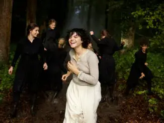 Die Tänzerin: Loï Fuller (Soko) trainiert mit ihren Tänzerinnen im Wald.