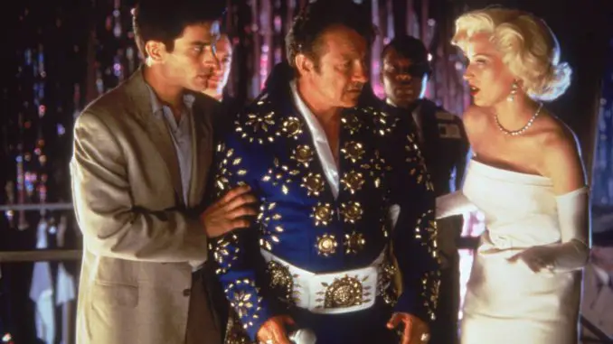 Finding Graceland - Unterwegs mit Elvis: Byron (Jonathon Schaech, l.) ist sich nicht mehr sicher, ob der Anhalter (Harvey Keitel, M.) und das Marilyn-Double (Bridget Fonda, r.) nur Imitatoren sind