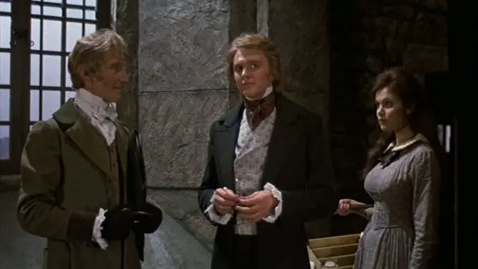 Frankensteins Höllenmonster: Der junge Arzt Doktor Helder (Shane Briant, M.) soll seinem Vorbild Baron Frankenstein (Peter Cushing, l.) assistieren