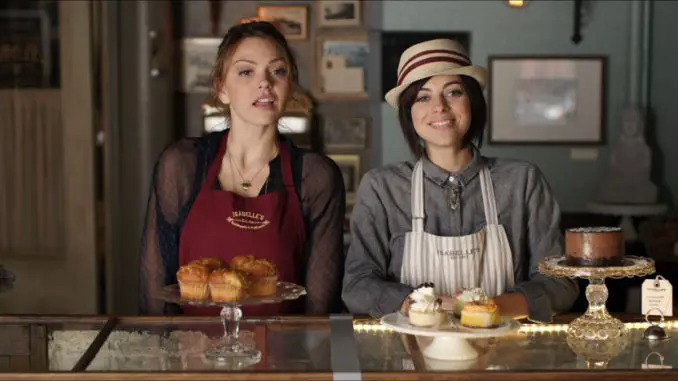 Meine kleine Bäckerei in Brooklyn: Vivien (Aimee Teegarden, l.) und Chloe (Krysta Rodriguez, r.) teilen ihre gemeinsame Bäckerei in zwei Läden