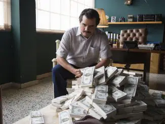 Drogenboss Pablo Escobar in "NARCOS" (Staffel 1) schwimmt im Geld