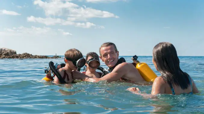 L'odyssée: Jacques Cousteau (Lambert Wilson) mit seinen Söhnen und seiner Frau (Audrey Taoutou)
