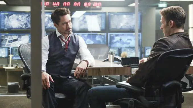 Captain America (Chris Evans) und Tony Stark (Robert Downey Jr.) wenden sich in "The First Avenger: Civil War" gegeneinander