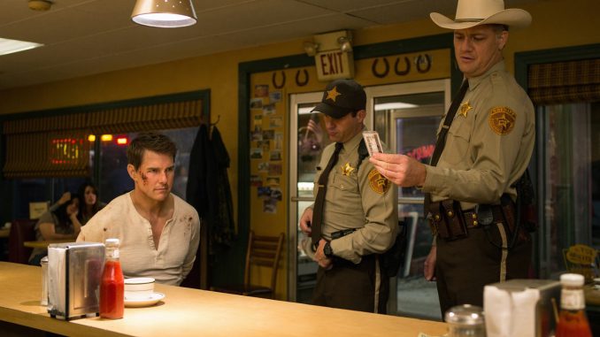 Jack Reacher: Kein Weg zurück: Reacher (Tom Cruise) muss sich gegenüber dem Local Deputy (Judd Lormand ) und dem Sheriff (Jason Douglas) behaupten.