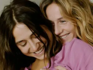 La Belle Saison - Eine Sommerliebe: Carole (Cécile de France, r.) und Delphine (Izïa Higelin, l.) verlieben siche einander