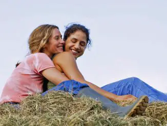 La Belle Saison - Eine Sommerliebe: Carole (Cécile de France, l.) und Delphine (Izïa Higelin) verbringen einen Sommer voller Liebe