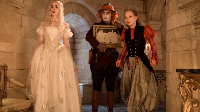 Alice im Wunderland: Hinter den Spiegeln: Die Weiße Königin (Anne Hathaway, links), der Verrückte Hutmacher (Johnny Depp) und Alice (Mia Wasikowska)