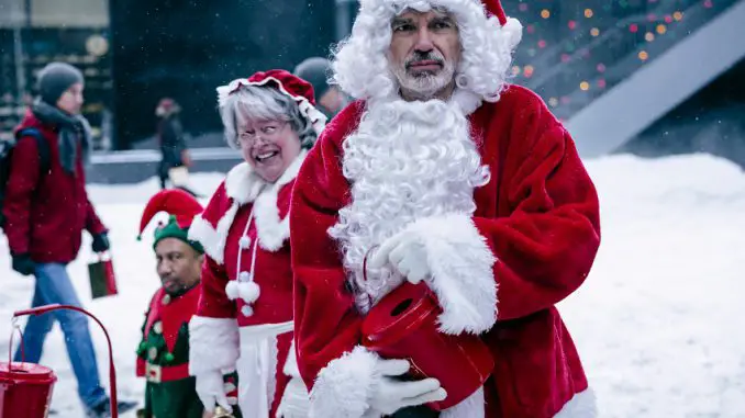 Bad Santa 2: Die Gauner Bande in Aktion. Marcus Skidmore (Tony Cox), Sunny Soke (Kathy Bates) und Willie (Billy Bob Thornton).