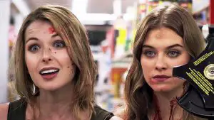 Even Lambs Have Teeth: Die Freundinnen Sloane (Kirsten Prout) und Katie (Tiera Skovbye) gehen auf einen Rachefeldzug