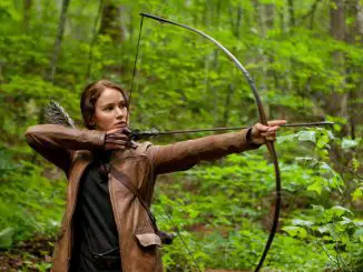 Katniss (Jennifer Lawrence) kann in Die Tribute von Panem Bogen schießenKatniss (Jennifer Lawrence) kann in Die Tribute von Panem Bogen schießen
