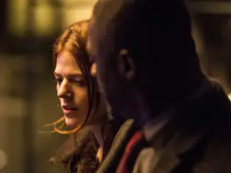 John Luther (Idris Elba) und Emma Lane (Rose Leslie) in Staffel 4