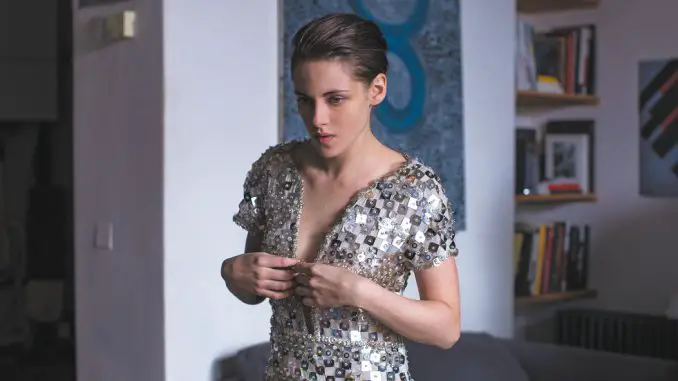 Personal Shopper: Maureen (Kristen Stewart) probiert heimlich die Kleider ihrer Chefin an.