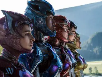 Kampfbereit: Pink Ranger (Naomi Scott), Blue Ranger (RJ Cyler), Red Ranger (Dacre Montgomery), Black Ranger (Ludi Lin), Yellow Ranger (Becky G)