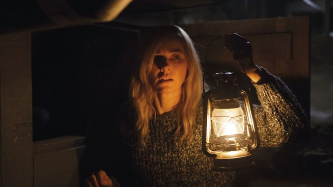 Shut In: Mary (Naomi Watts) geht den mysteriösen Geräuschen in der Garage mutig nach.
