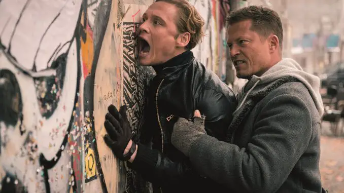 Vier gegen die Bank: Chris (Til Schweiger) weist Max (Matthias Schweighöfer) in die Schranken.
