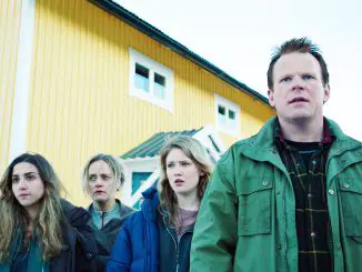 Welcome to Norway: Neuzugang Mona (Elisar Sayegh), Hanni (Henriette Steenstrup), Teenager-Tochter Oda (Nini Bakke Kristiansen) und Primus (Anders Baasmo Christiansen) staunen über das ausbrechende Chaos.