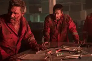Deepwater Horzion: Jimmy Harrell (Kurt Russell) und Mike Williams (Mark Wahlberg) überlegen, was sie tun können, um das Fortschreiten der Katastrophe zu stoppen