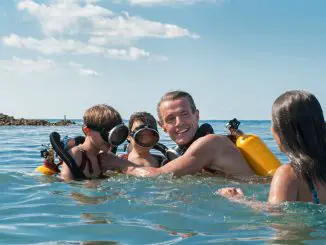Jacques Cousteau (Lambert Wilson) mit seinen Söhnen und seiner Frau (Audrey Taoutou)