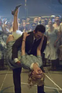 Jake Epping (James Franco) und Sady (Sarah Gadon) tanzen in 11.22.63