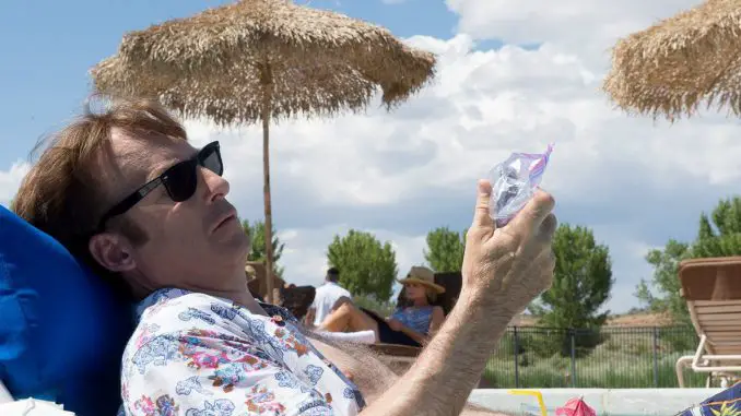 Jimmy McGill (Bob Odenkirk) genießt sein Leben am Pool in Better Call Saul (Staffel 2)