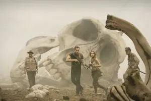 Kong: Skull Island: Captain James Conrad (Tom Hiddleston), Mason (Brie Larson) und ihr Team sind auf der Hut.©