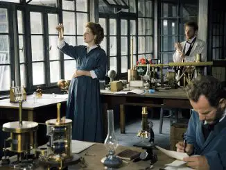 Marie Curie: schwangere Marie Curie (Karolina Gruszka) und Pierre Curie (Charles Berling) in ihrem Labor