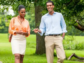 My First Lady: Der junge Jurist Barack Obama (Parker Sawyers) überredet seine Chefin Michelle Robinson (Tika Sumpter) zu einem Date