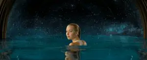 Aurora (Jennifer Lawrence) im Swimming-Pool
