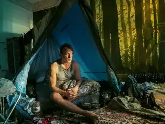 Happy Burnout: Ein echter Punk hält nichts von echten Betten. Fussel (Wotan Wilke Möhring) nächtigt in seiner Wohnung lieber im Zelt.