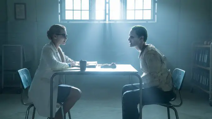 Harley Quinn (M. Robbie) wird vom Joker (Jared Leto) der Kopf verdreht