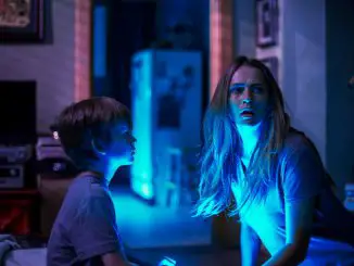 Rebecca (T. Palmer) hilft ihrem Bruder in Lights Out