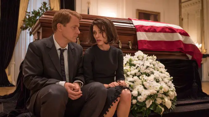 Jackie: Robert Kennedy (Peter Sarsgaard) und Jackie (Natalie Portman) am Sarg