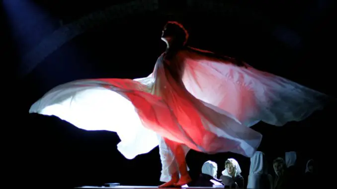 Loïe Fuller (Soko) in Die Tänzerin