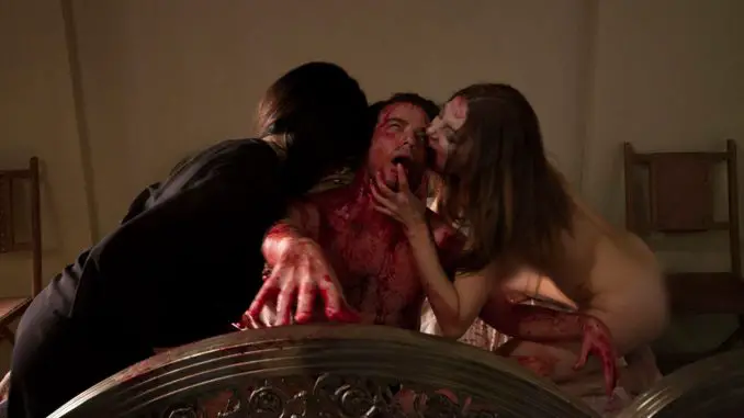 Vampyres - Lust auf Blut: Fran (Marta Flich) und Miriam (Almudena León) vernaschen ihre Opfer, bevor sie sie verspeisen