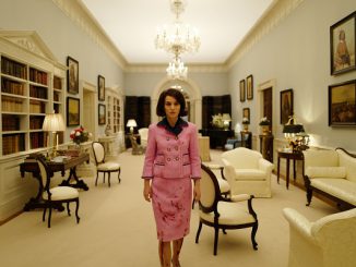 Jackie: Die First Lady (Natalie Portman) kehrt nach dem Attentat an ihrem Mann ins Weiße Haus heim.
