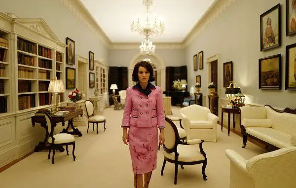 Jackie: Die First Lady (Natalie Portman) kehrt nach dem Attentat an ihrem Mann ins Weiße Haus heim.
