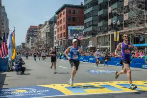 Boston: Nur wenige Sekunden vor dem Attentat feiert das Publikum unbekümmert die ankommenden Marathonläufer.