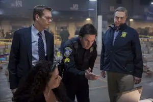Boston: Dank der Unterstützung von Sgt. Tommy Saunders (Mark Wahlberg, Mitte) gelingt es dem Team um FBI Special Agent Richard DesLauriers (Kevin Bacon, rechts) und Commissioner Ed Davis (John Goodman, links) die Attentäter auf Videoaufzeichnungen ausfindig zu machen.