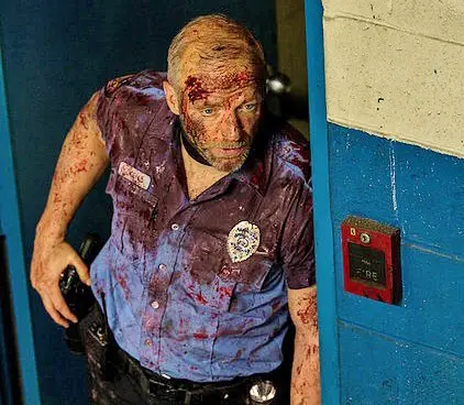 Ein Sicherheitsmann (Ken Arnold) versucht das Böse in "The Night Watchmen" aufzuhalten